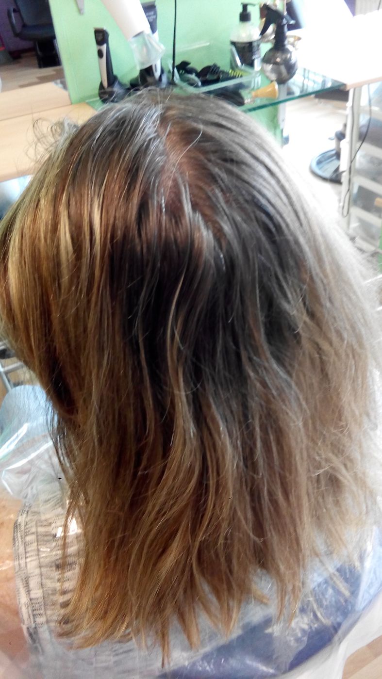 Voor: donkere uitgroei en verbleekte blonde punten