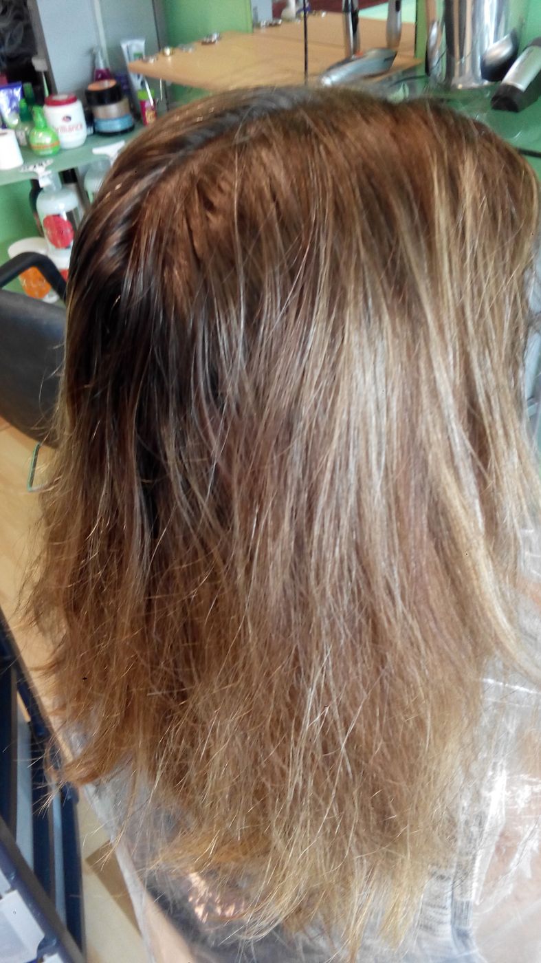 Voor: droog, ontkleurd haar met ongelijke lengtes
