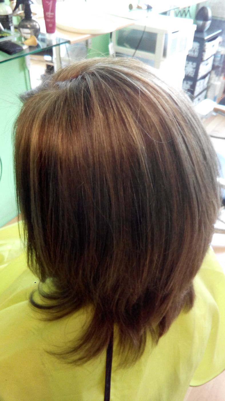 Na: warm bruin haar met lowlights en een laagjescoupe